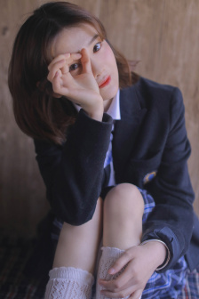 女人脱自己裤衩